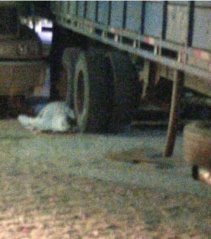 Motorista de caminhão atropela amigo ao fazer manobra no veículo, em Porto Calvo