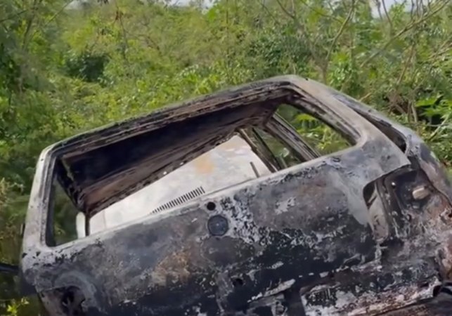 Fiat Uno é encontrado carbonizado em estrada vicinal nas imediações do bairro Massaranduba