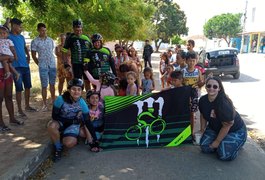 Grupos de ciclistas promovem ação social e entregam presentes para crianças carentes, em Arapiraca