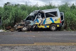 Bebê e outras 11 pessoas morrem em batida entre van com pacientes e carreta no TO