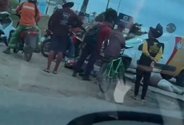 Duas pessoas ficam feridas em forte colisão entre carro e moto no 'Trevo da Coca-Cola'