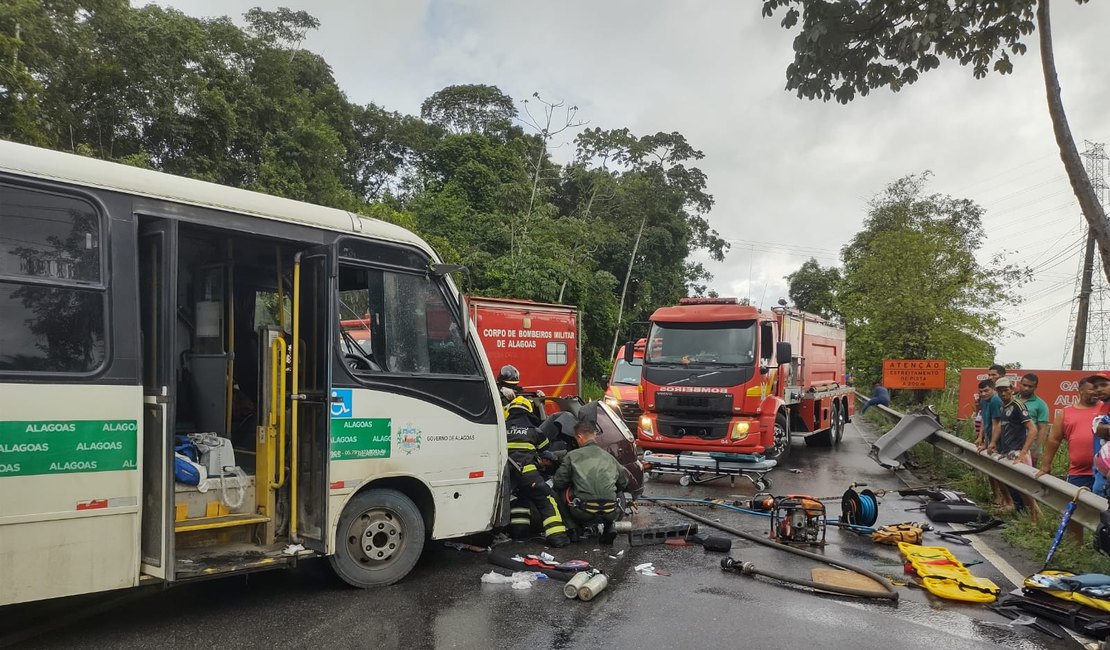 Colisão entre carro e micro-ônibus deixa homem preso às ferragens e com fratura exposta na ﻿BR-316, em Satuba