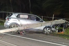 Carro derruba poste em forte colisão e pessoa fica ferida em Maceió
