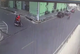 Vídeo mostra bandidos roubando moto em rua movimentada do Centro de Arapiraca