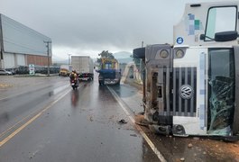 Câmera registra tombamento de caminhão em trecho da rodovia AL-110, na zona rural de Arapiraca