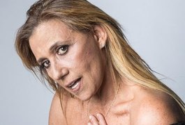 Rita Cadillac ostenta corpão ao surgir vestida de Mamãe Noel sexy