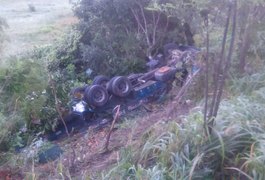 Capotamento de caminhão carregado de laranja deixa um morto e outro ferido na BR-101