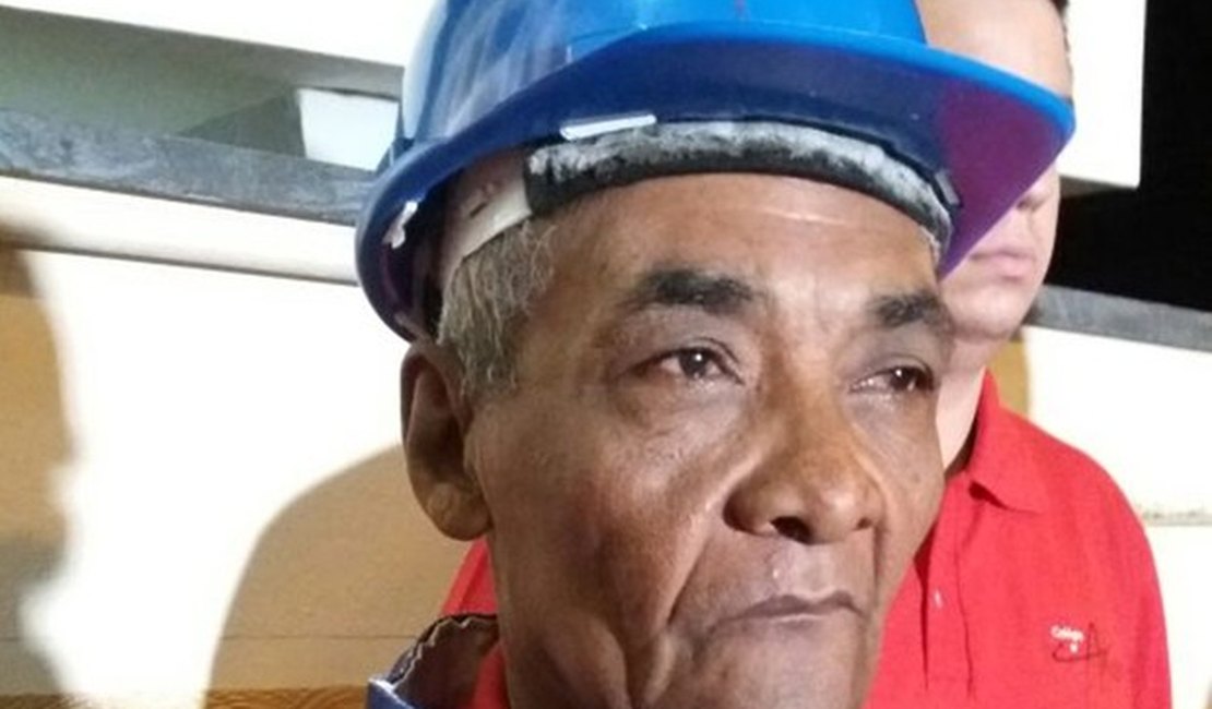 Auxiliar de limpeza realiza sonho e faz curso para ser bombeiro aos 62 anos