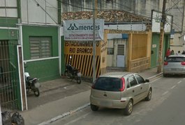 Homem é detido por seguranças após tentar furtar refletor em Arapiraca