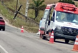 Homem morre após carro colidir contra poste de energia elétrica na AL-105