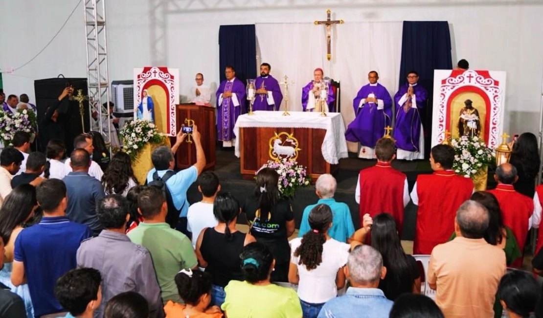 Missa de sétimo dia homenageia vítimas de capotamento de ônibus de Coite do Noia