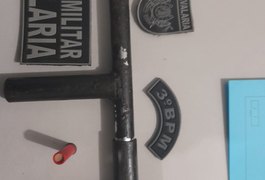 Homem é preso ao ser flagrado com arma dentro de saco de nylon, em Arapiraca