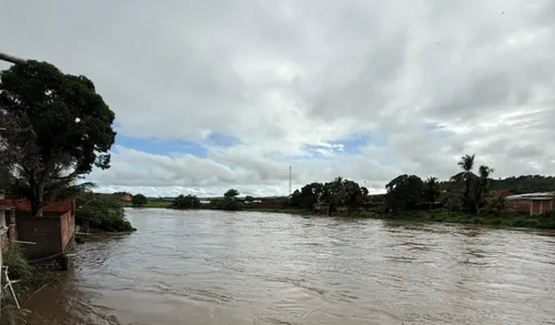 Após chuvas intensas, Atalaia registra desabamento de residência e deslizamento de barreira