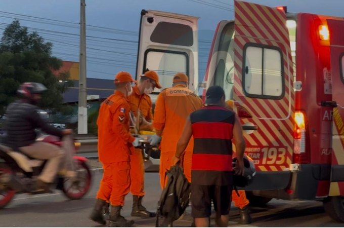 Colisão entre ônibus escolar e motocicleta deixa motociclista ferido na AL-220, no bairro Brasiliana