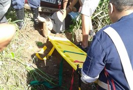 Carro sem freio cai em ribanceira e deixa cinco pessoas feridas em São Miguel dos Campos