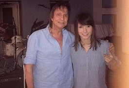 Ex-The Voice estaria namorando Roberto Carlos, diz programa de TV