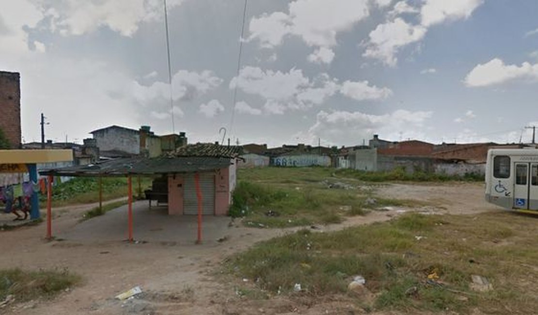 Quadrilha invade residência, faz família refém e realiza arrastão