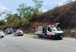 Turistas são atendidos pelo Samu após capotamento com princípio de incêndio em Maceió