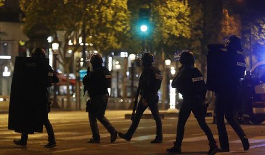 Policial e suposto atirador morrem em tiroteio na Champs-Élysées