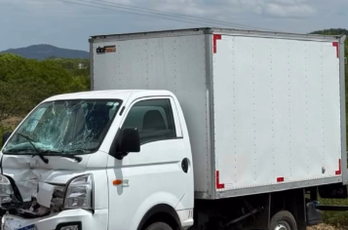 Mulher morre em colisão no Sertão de Alagoas; marido e filha sofreram ferimentos