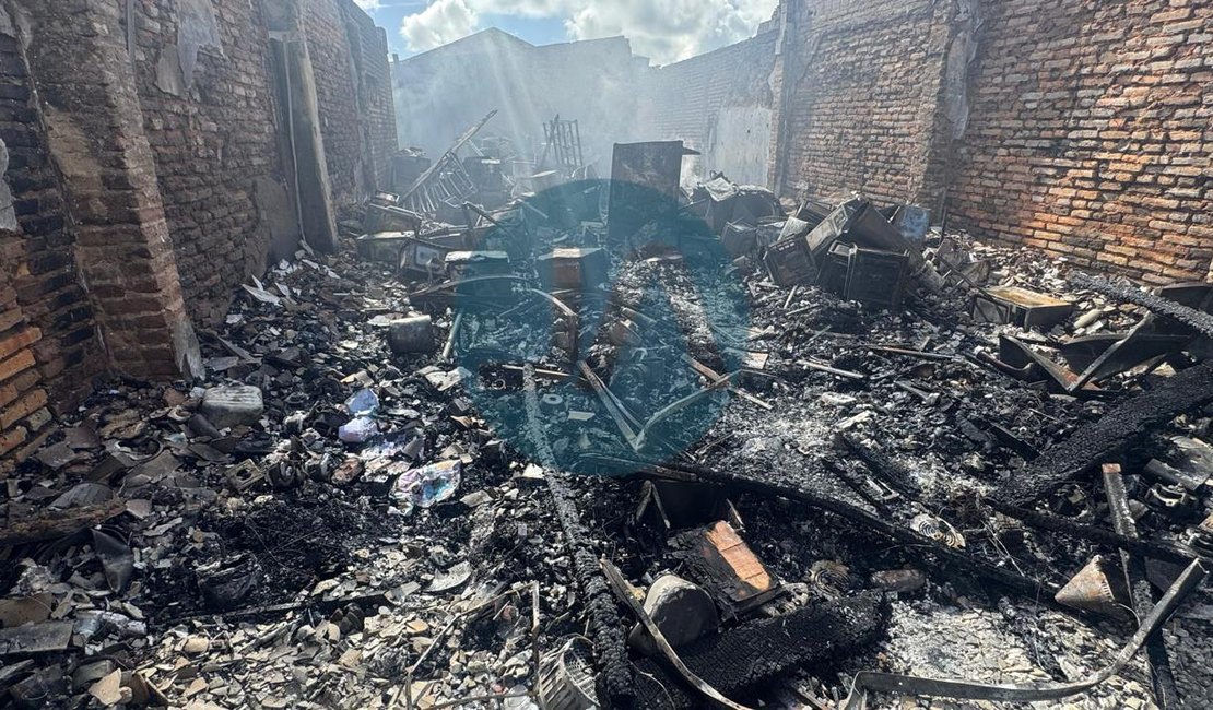 Incêndio causa perda total em loja de consertos de eletrodomésticos tradicional em Arapiraca