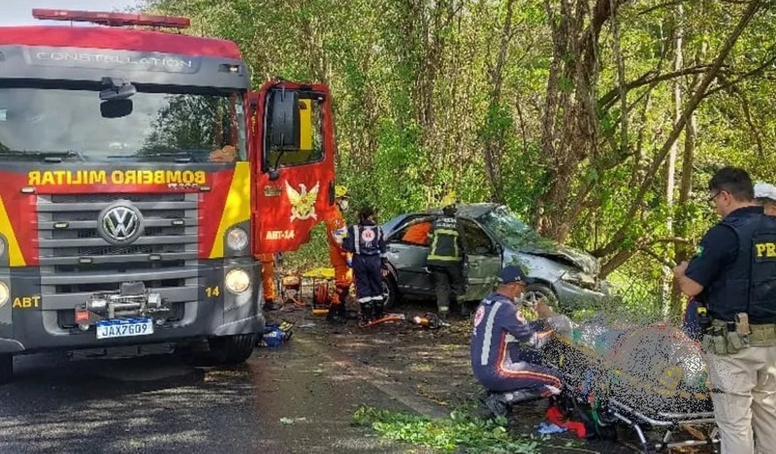 Colisão de automóvel contra árvore deixa quatro pessoas feridas em Murici
