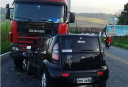 Carreta e automóvel colidem na BR 101 em São Miguel dos Campos