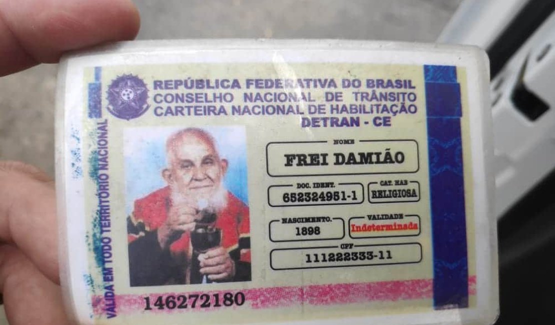 Parado em blitz policial, idoso de 62 anos apresenta habilitação com fotos de Frei Damião e Padre Cícero