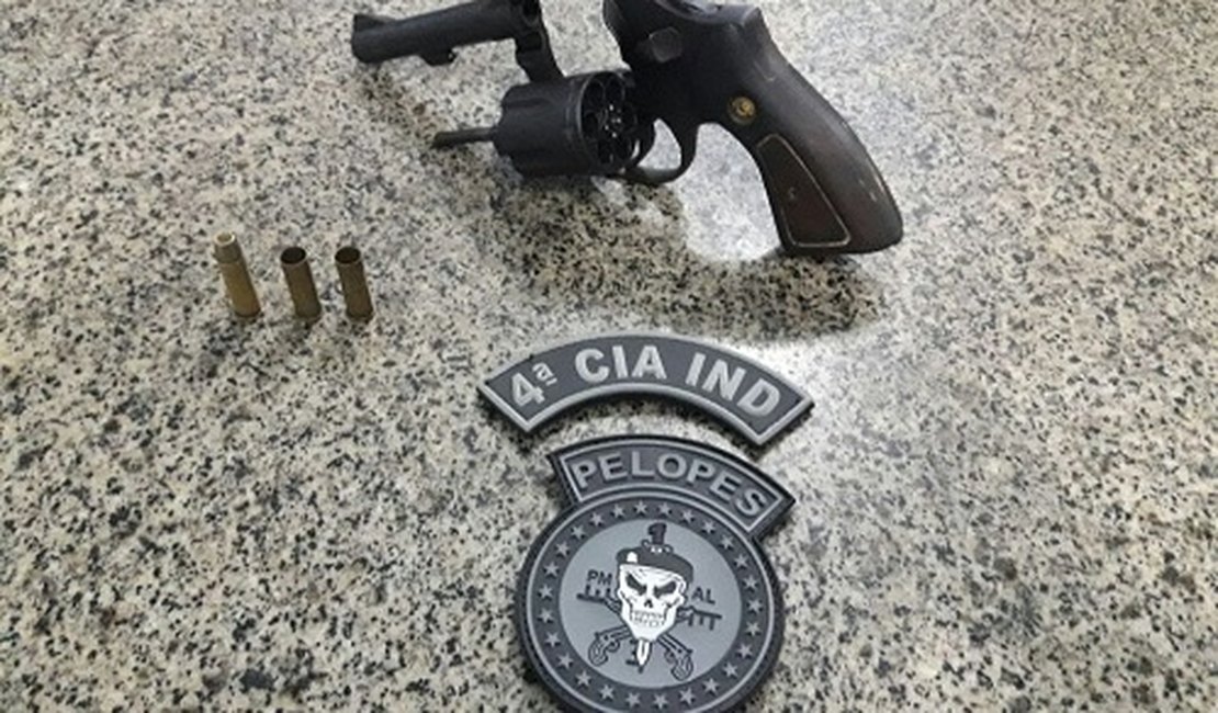 PM prende suspeitos às margens de rodovia com arma de fogo