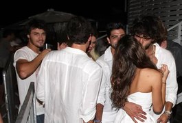 Bruna Marquezine é fotografada beijando seu novo affair Marlon Teixeira