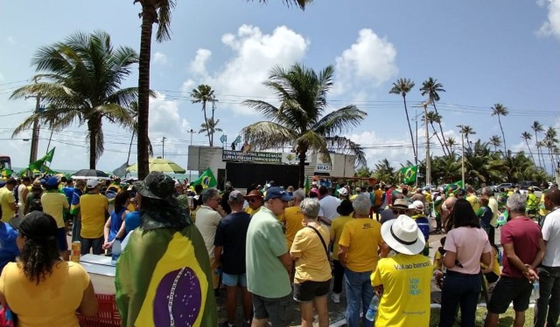 Manifestantes fazem protesto contra o projeto de abuso de autoridade em Maceió