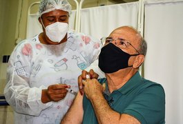 Prefeito de Penedo, Ronaldo Lopes, recebe primeira dose da vacina contra Covid-19