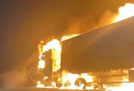 Incêndio consome carreta na BR-423, em Delmiro Gouveia