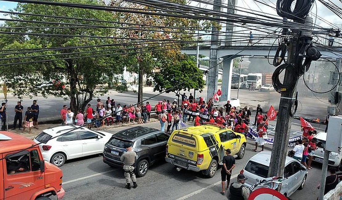 Grupo de mulheres faz protesto para cobrar medidos de combate à violência contra a mulher