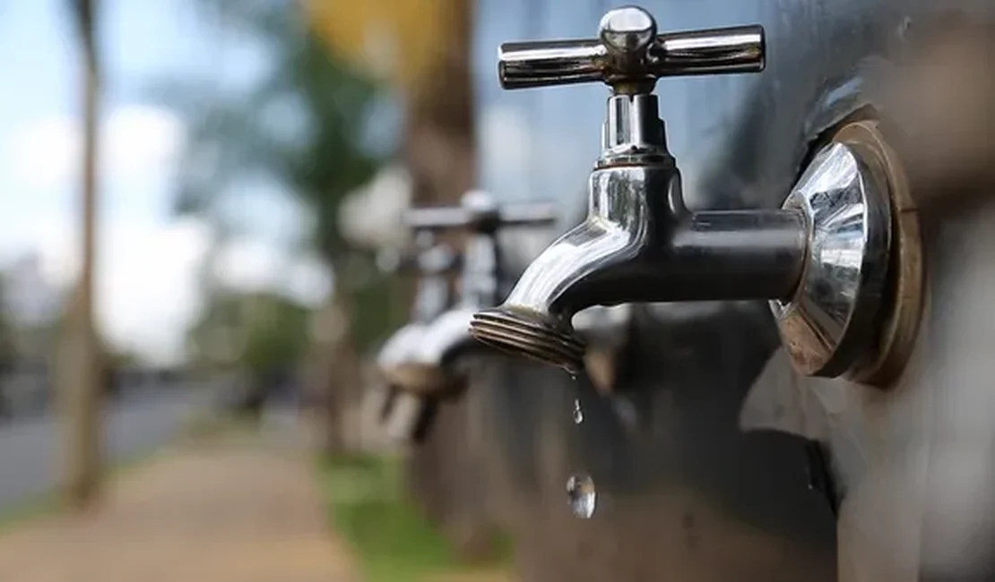 Casal trabalha em manutenção de adutoras para retomar abastecimento de água em municípios alagoanos