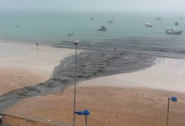 Descaso: esgoto invade mar de Maragogi e provoca mancha escura
