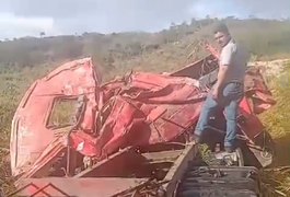 Motorista morre após caminhão com carga de laranjas cair em ribanceira na BR-101, em Junqueiro