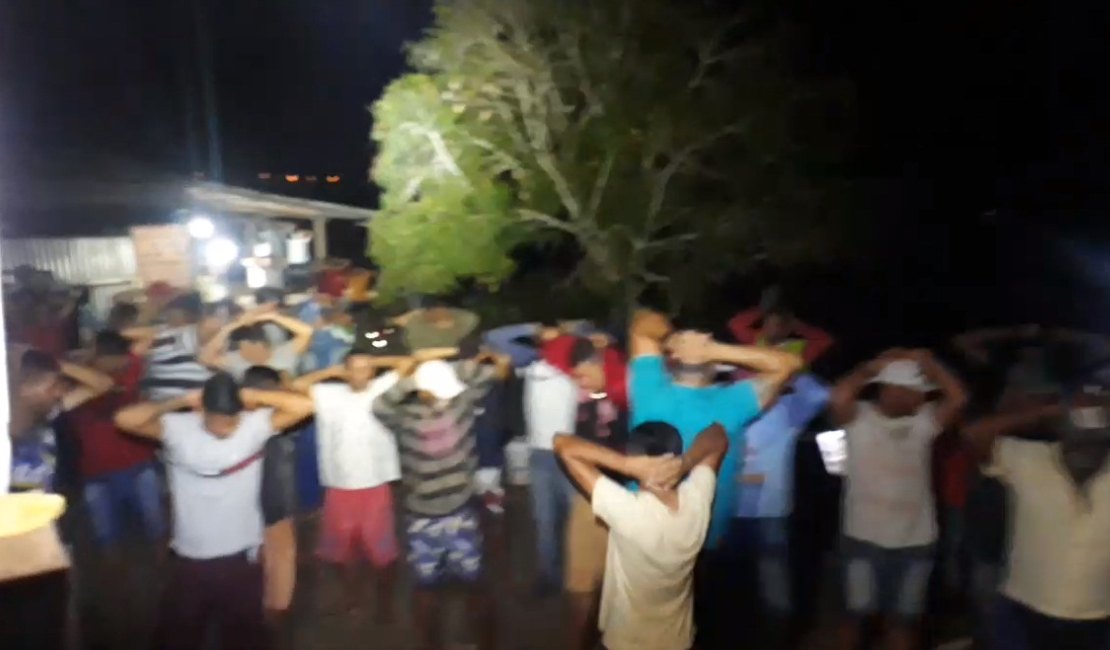 Polícia encerra evento clandestino com rinha de galo em Arapiraca; assista