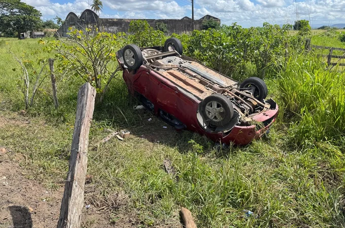 Carro om casal perde o controle, quebra cerca e capota na AL 220 em Arapiraca