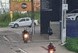 Condutores de motocicletas são flagrados trafegando em ciclovia e na contramão na AL-110, em Arapiraca