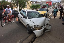Motorista perde controle de carro e bate em estabelecimento no Centro de Arapiraca