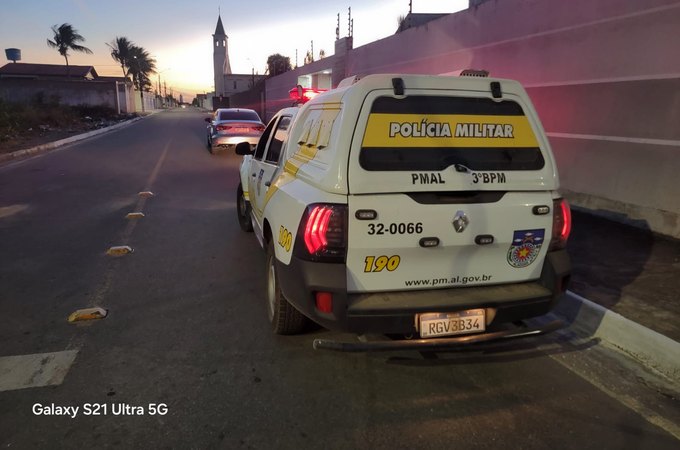 Colisão entre carro e moto deixa criança e mulher feridas em Arapiraca