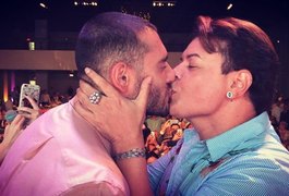 David Brazil publica foto beijando na boca de Lucas Lucco