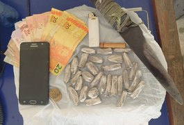 Adolescente de 17 anos é apreendido e jovem de 20 é preso por tráfico de drogas na zona rural de Arapiraca