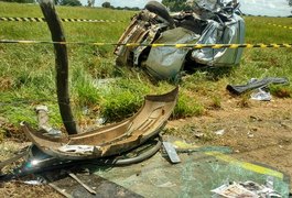 VÍDEO. Acidente envolvendo carro e micro-ônibus deixa um morto na AL 220