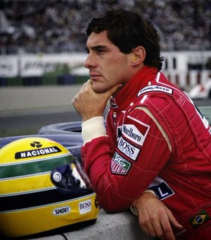 Ex-piloto afirma que Ayrton Senna era gay e que o casamento foi de fachada