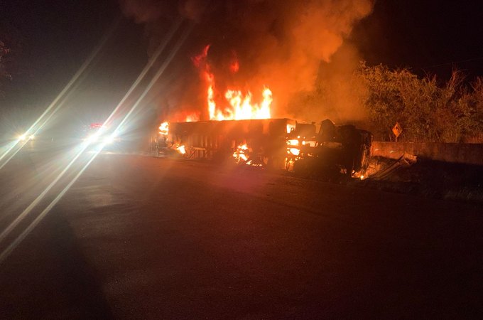 Caminhão bitrem pega fogo e bombeiros controlam chamas no interior de Alagoas