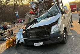 Acidente envolvendo van com família que retornava de velório em Arapiraca deixa ao menos sete mortos