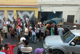 Caminhão desgovernado destrói frente de prédio e deixa duas pessoas feridas no Agreste