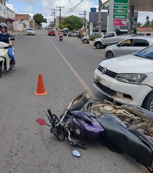 Colisão envolvendo carro e moto é registrada no Centro de Arapiraca